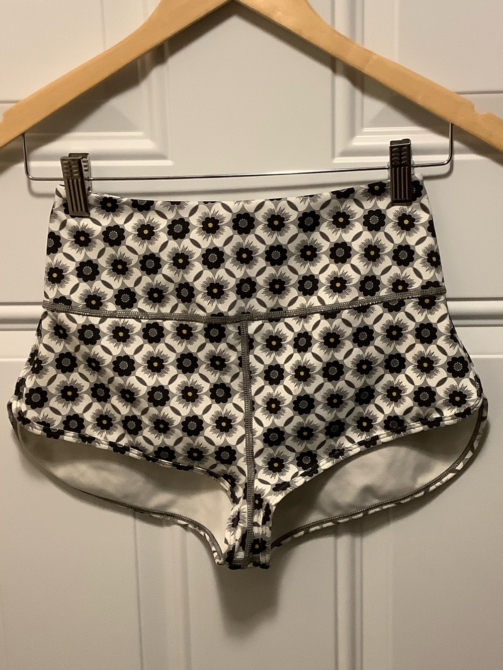 Savage X Fenty | Small MOD HIGH-WAIST HOT SHORT Retro Beach Vacation